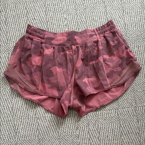 Lululemon Hotty Hots pink camo Shorts
